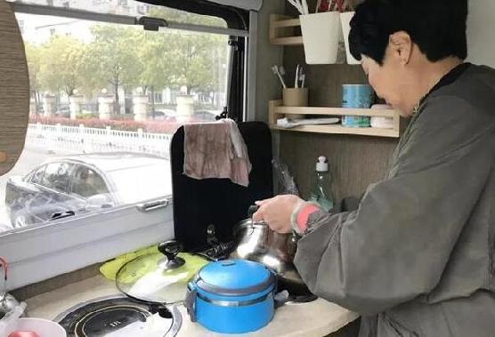 為了讓女兒每天能多睡1小時(shí) 溫州一家長(zhǎng)花50多萬(wàn)買了輛房車 一出校門口就到家