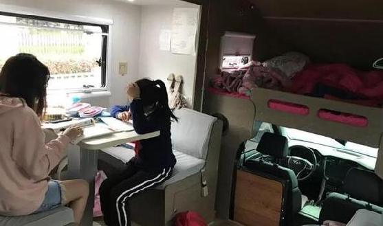 為了讓女兒每天能多睡1小時(shí) 溫州一家長(zhǎng)花50多萬(wàn)買了輛房車 一出校門口就到家