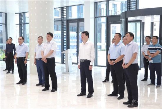 臨沂市委副書記、市長(zhǎng)任剛到山東華業(yè)魯藍(lán)表面科技生態(tài)示范園調(diào)研