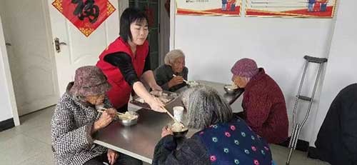 “愛在金秋，情暖重陽”包餃子送溫暖活動(dòng)2.jpg