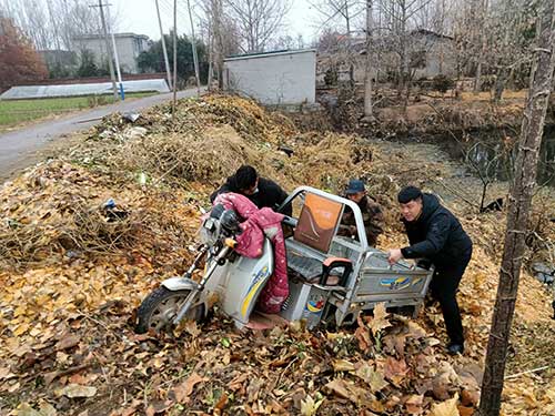老人騎車掉進汪塘--干群聯(lián)手成功施救1.jpg