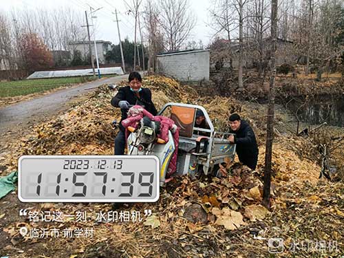 老人騎車掉進汪塘--干群聯(lián)手成功施救2.jpg